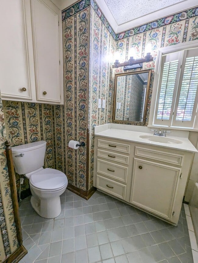 Building Photo - Spacious 4/3 bathroom Home