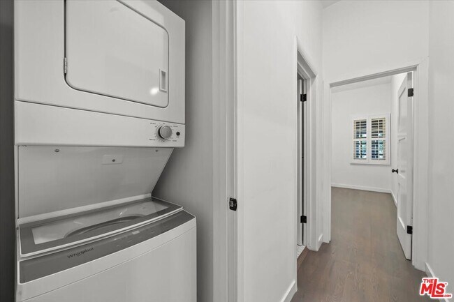 Building Photo - 1218 N La Cienega Blvd