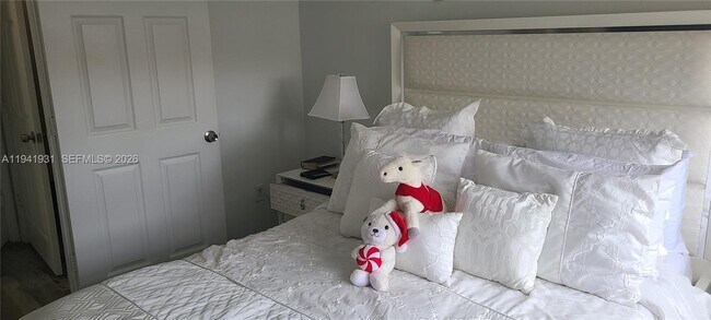 Building Photo - 220 SW 116th Ave