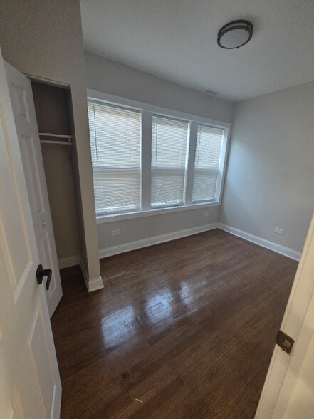 Building Photo - 1048 W Marquette Rd