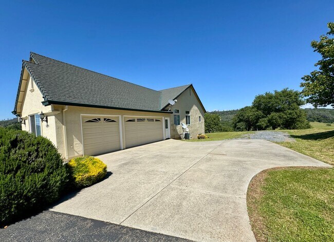 Building Photo - 6255 Peacock Way