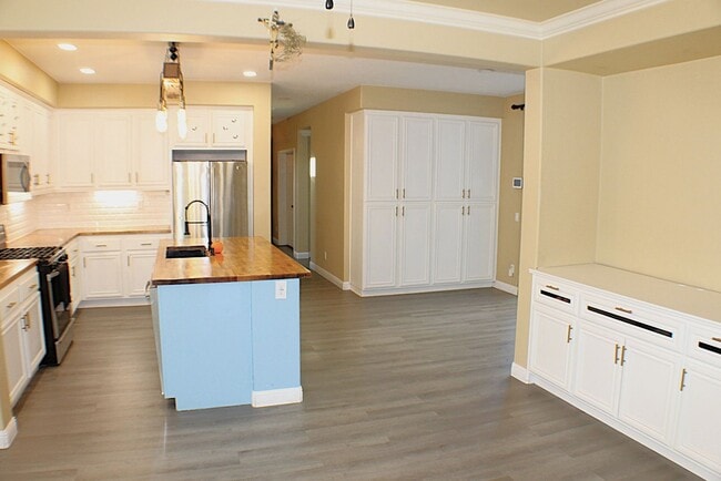 Building Photo - Stunning Temecula Home with Full Solar and...