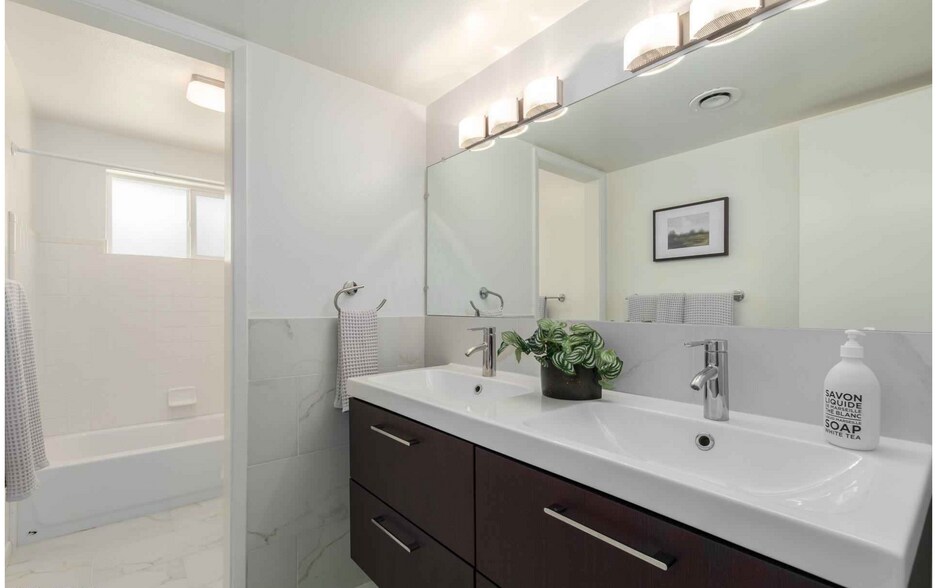 Building Photo - 4352 N 36th Plz