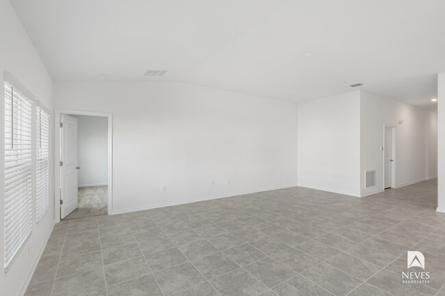 Building Photo - 4980 Worchester Dr