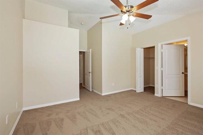 Building Photo - 1041 Park Hill Dr