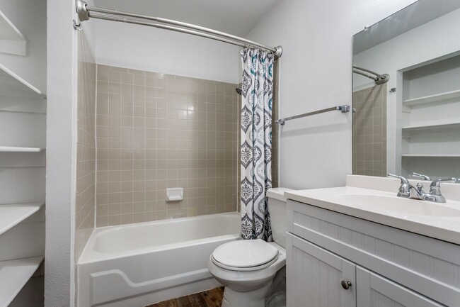 Building Photo - UPDATED 2-BEDROOM TOWNHOME AT NORTH PARK T...