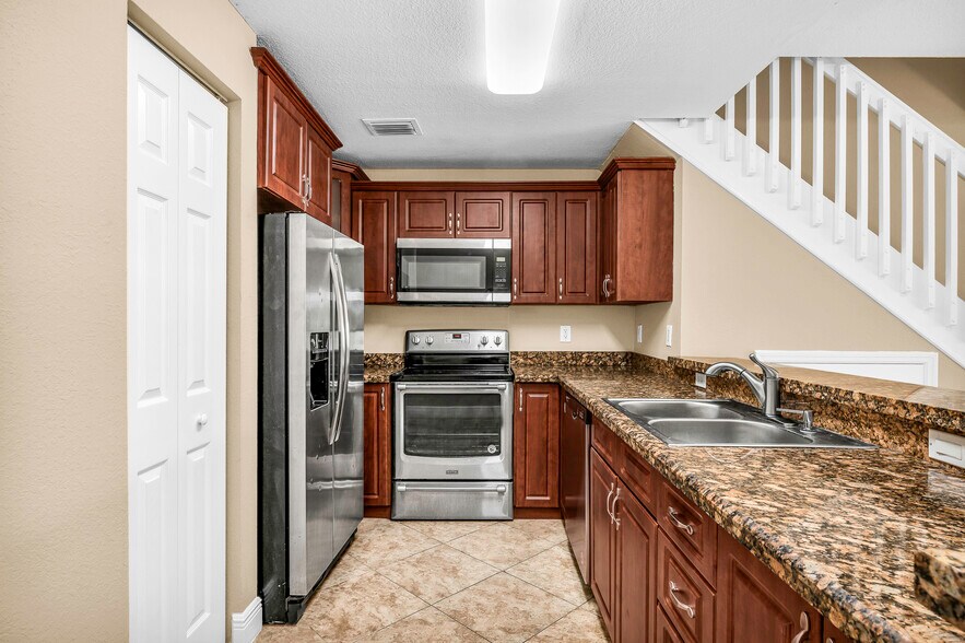 Building Photo - 3734 NE 4th Ter