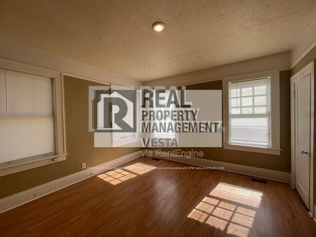 Building Photo - 1096 Hillyer Ave