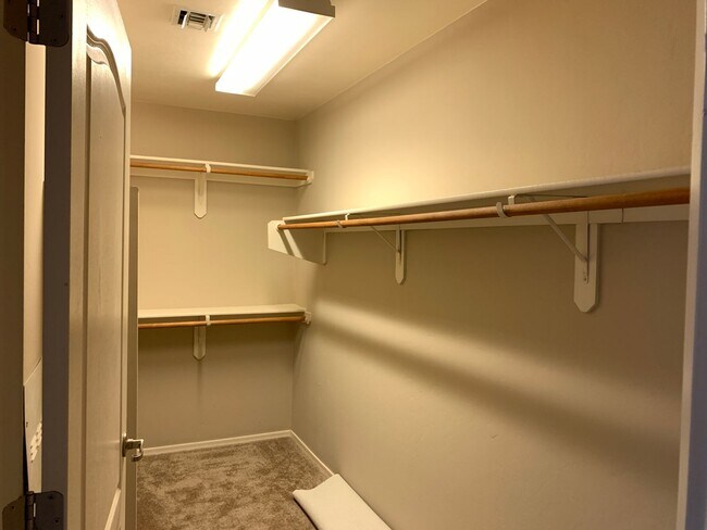 Building Photo - 3Bdm 2Ba Home, Popular Location, Available...