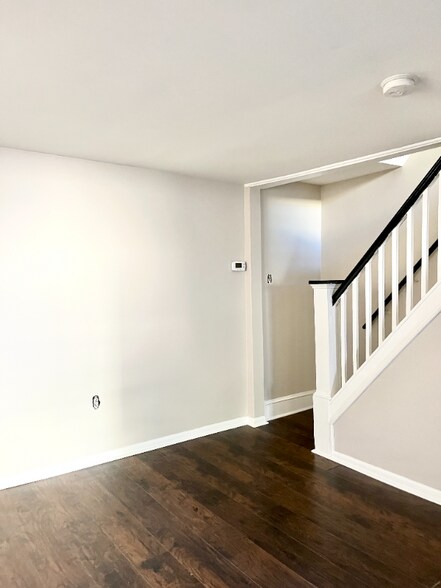 Building Photo - 1023 W Lancaster Ave