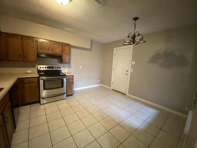 Building Photo - One Story, Union schools, New Paint and Carpet.