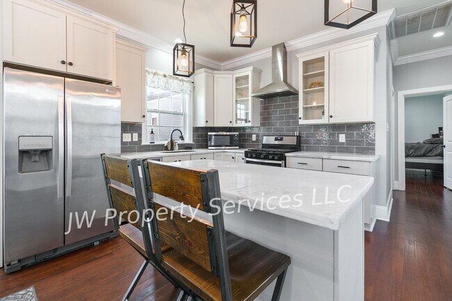 Building Photo - Stunning 3BR/3BA Home Near Downtown – Furnished or Unfurnished Options Available