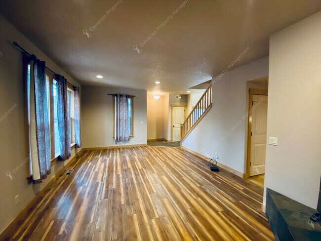 Building Photo - Dual-Level 3 BR - 2.5 BA Haven in Central Bend