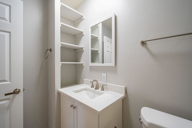Building Photo - 651 Riverview Dr