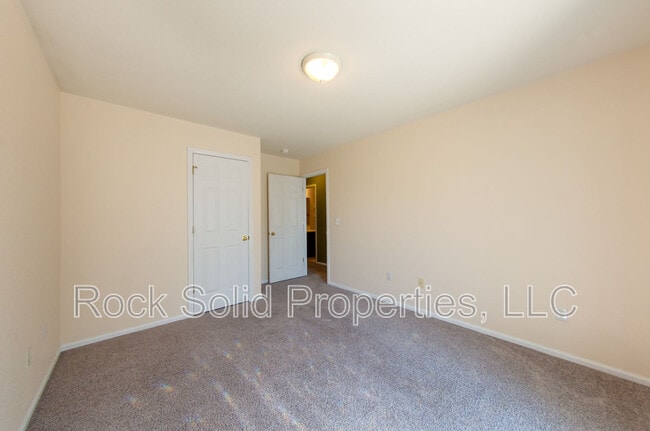 Building Photo - 407 E 5th St