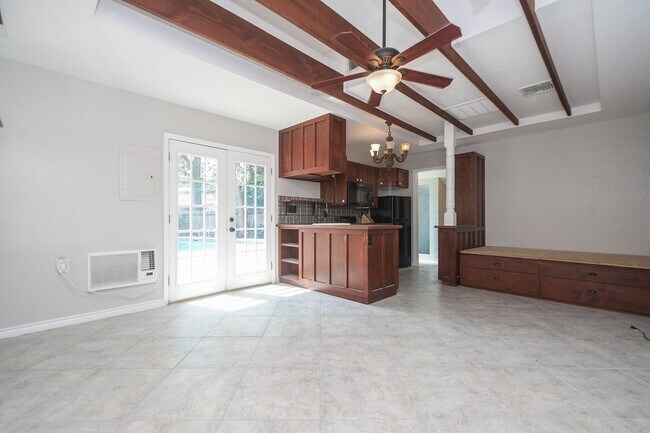 Building Photo - 1006 White Sands Rd