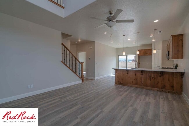 Building Photo - Beautiful Townhome in Hurricane Heights!