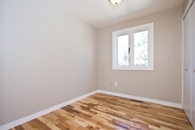 Building Photo - **Look & Lease Special**Bright 4BR Home Near CU Boulder + HOP Line-