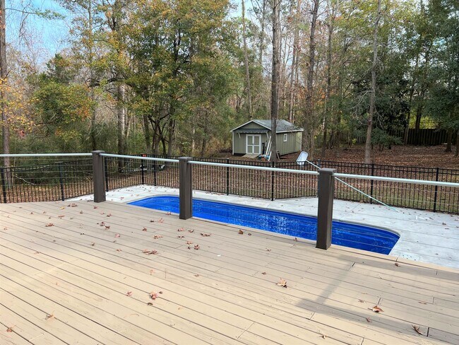 Building Photo - CASTLE LAKES - HOME W/ POOL