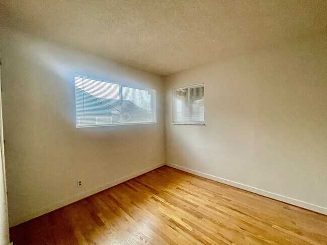 Building Photo - 3245 31st Ave W