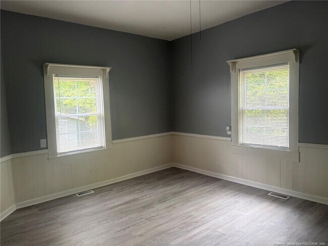Building Photo - 211 E Edinborough Ave