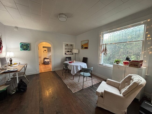 Building Photo - Available Now!! $500 off first month's rent - 2bed, 1 bath house