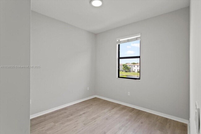 Building Photo - 635 NE 191st Terrace
