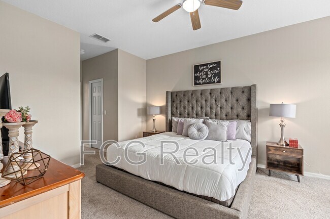 Building Photo - 825 Wildflower Rd