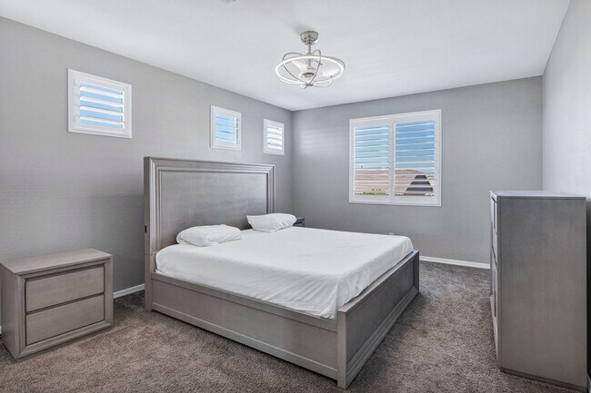 Building Photo - Spacious 5 Bedroom Home for Rent in East Mesa