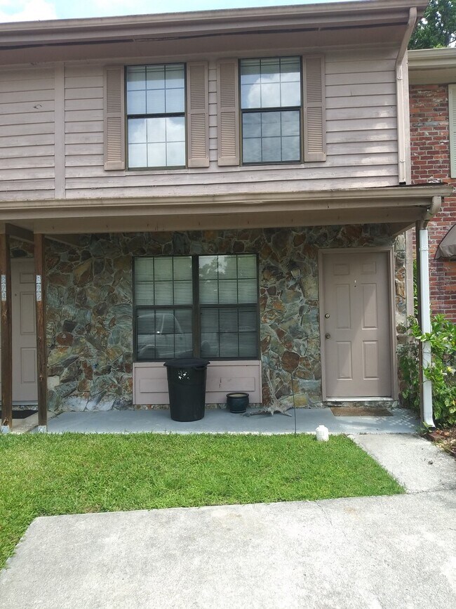 Building Photo - 822 Village Dr