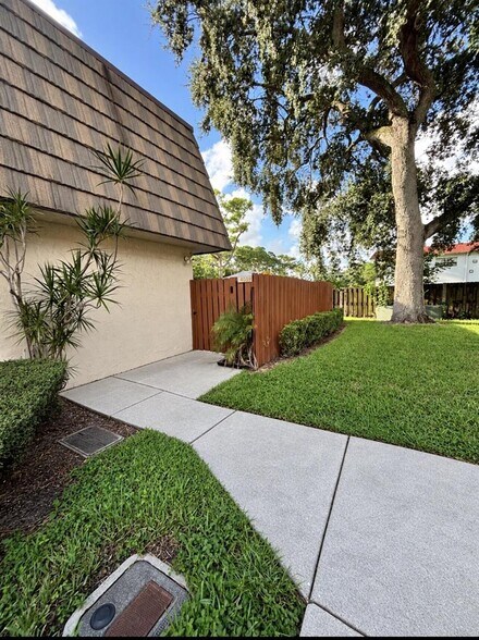 Building Photo - 4039 Palm Bay Cir