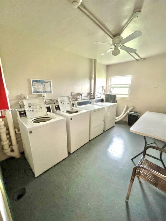 Building Photo - 2900 N Palm Aire Dr