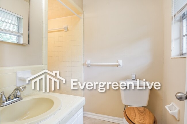 Building Photo - 1208 Oakley Dr