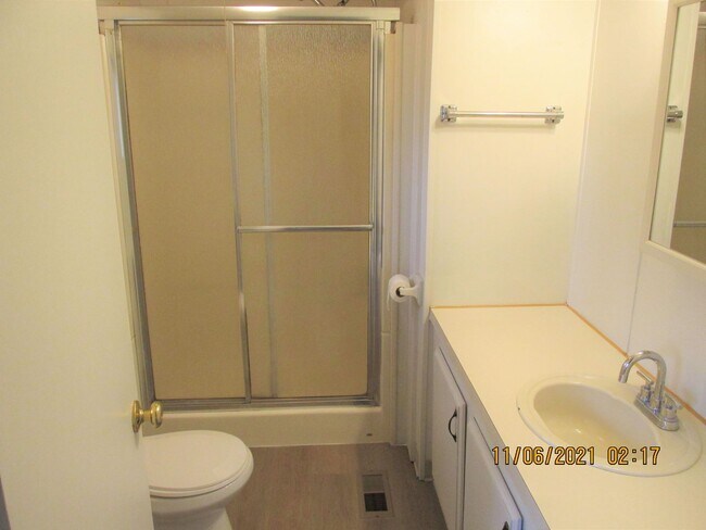 Building Photo - Country Living !  Huge lot !  3 bedroom an...