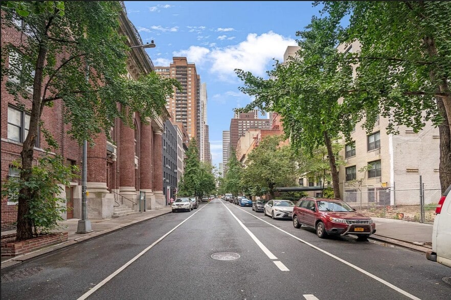 Building Photo - 350 E 54th St