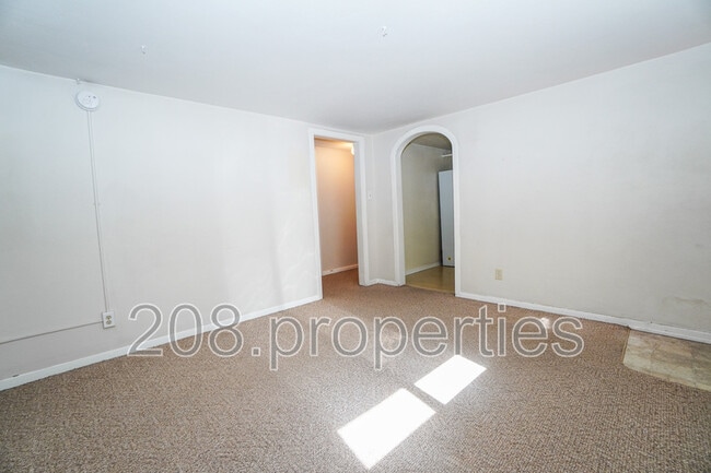 Building Photo - 2506 Woodlawn Ave