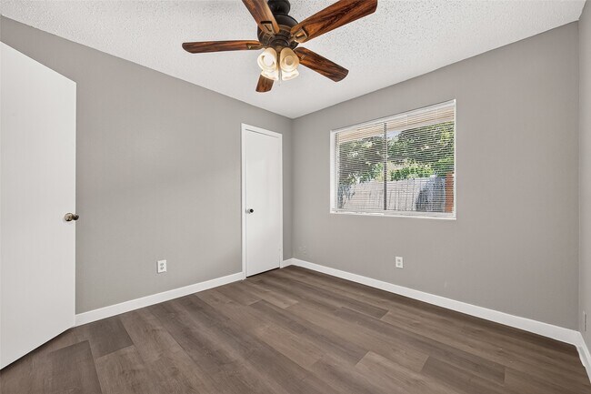Building Photo - 10814 Parkland Woods Dr