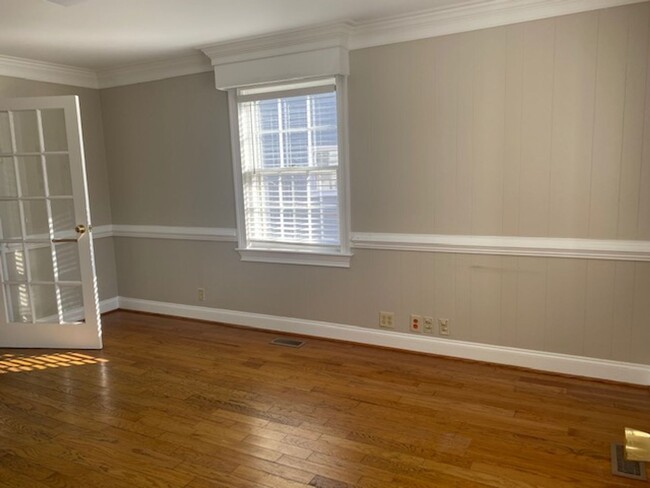 Building Photo - Ready for new tenants June 2025! Downtown ...