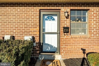 Building Photo - 233 Holly Dr