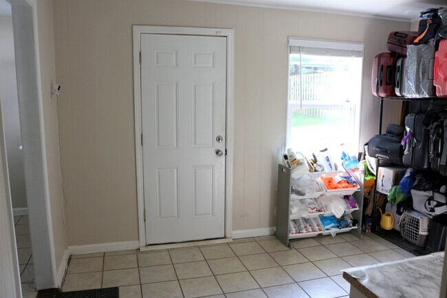 Building Photo - 410 Inglewood Dr