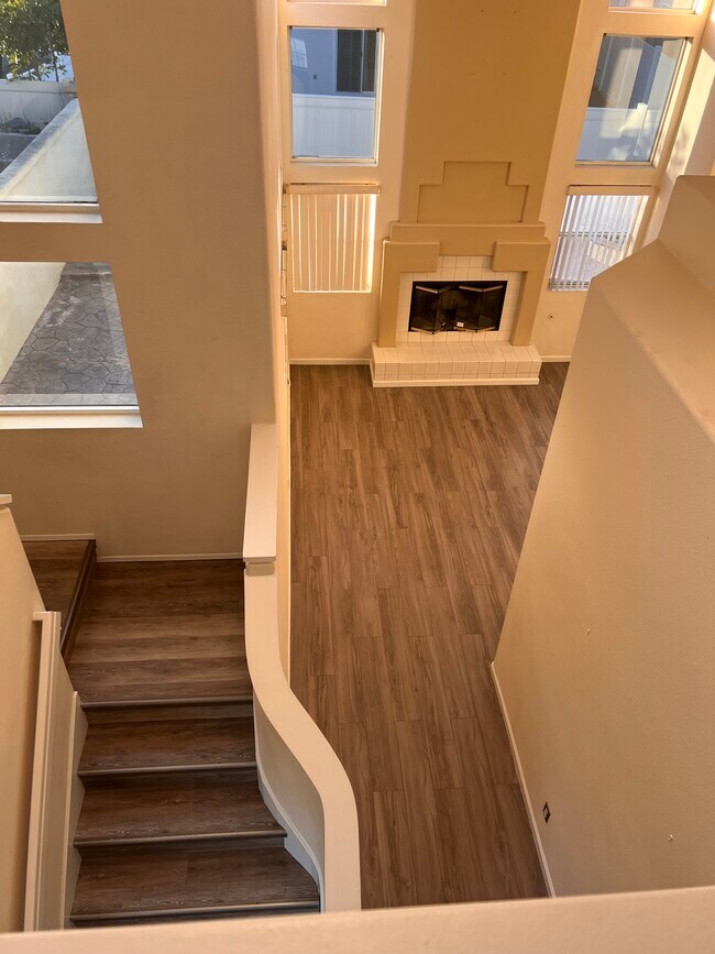 Building Photo - 556 Almonte Pl