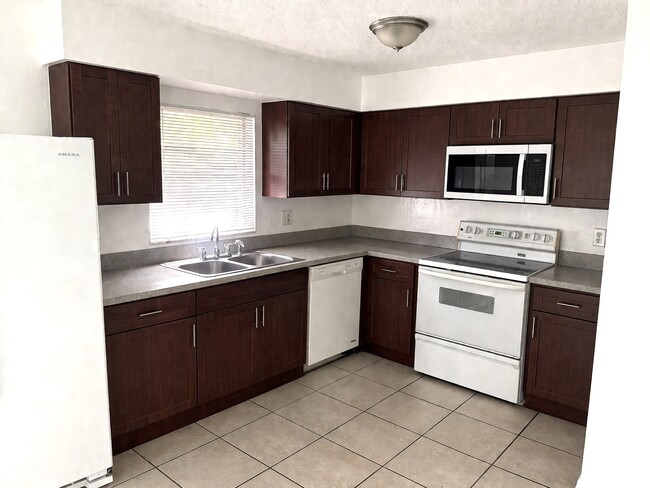 Building Photo - 8521 Chinaberry Dr