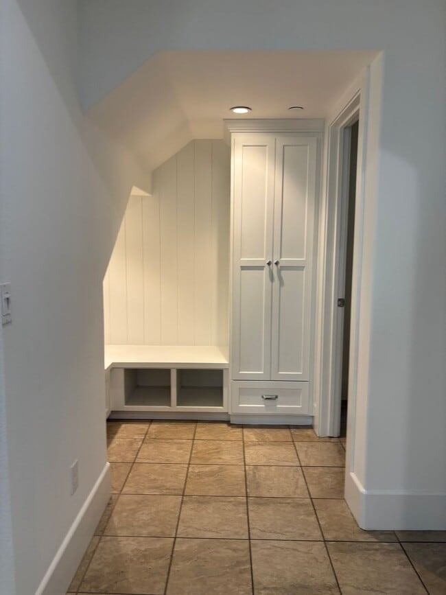 Building Photo - Pet Friendly 4 Bedroom 3.5 Bath Delightful...