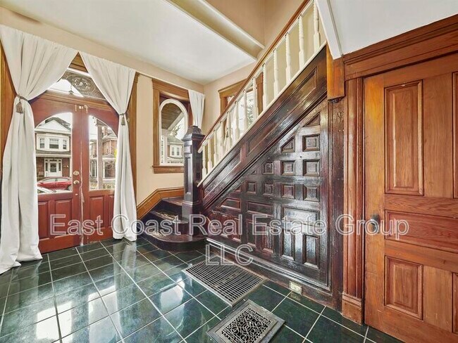 Building Photo - 448 Summit Ave