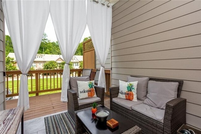 Building Photo - Large 3 Bedroom Luxury Townhome on Silver ...