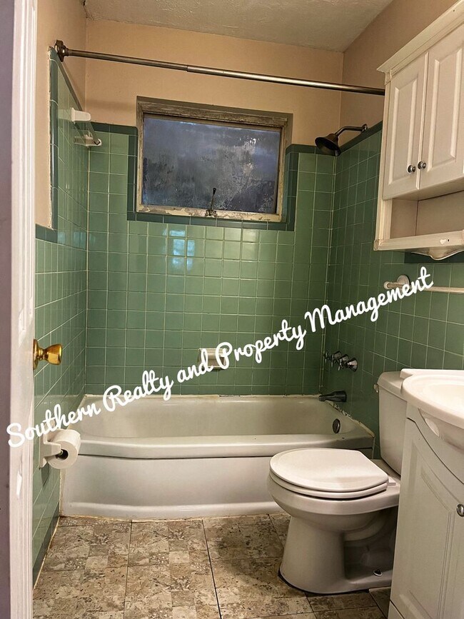 Building Photo - 130 E Salem Dr