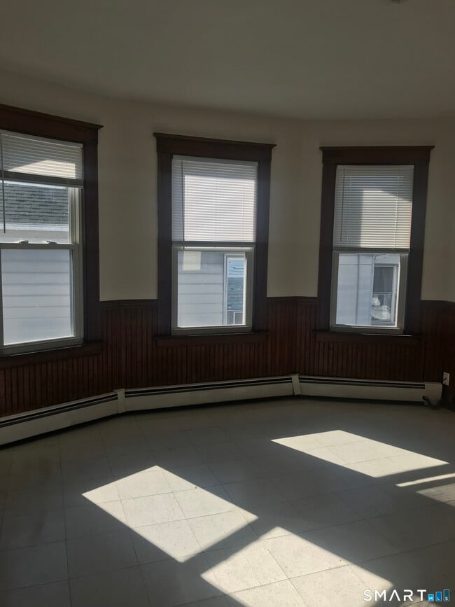 Building Photo - 155 Smith St