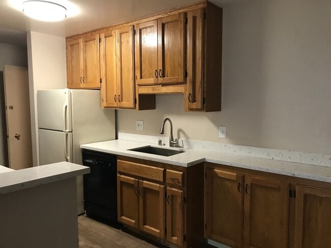 Building Photo - Make This Condo A Place You Can Call Home!!