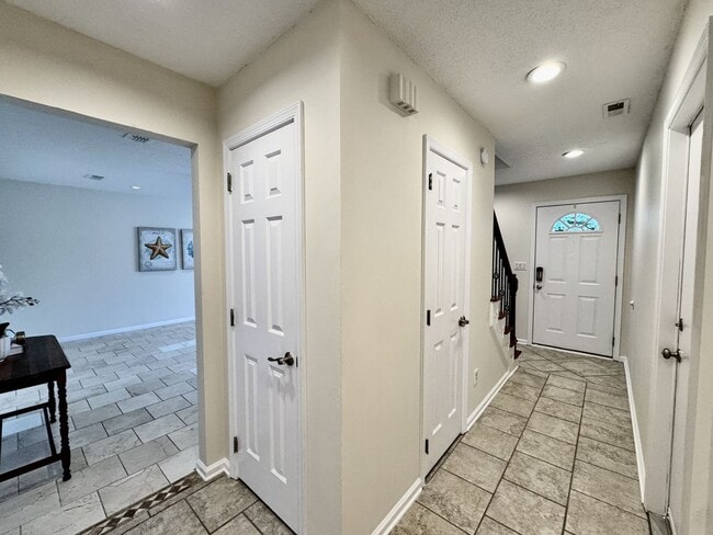 Building Photo - 4-Bedroom Home in Rock Creek Available NOW...