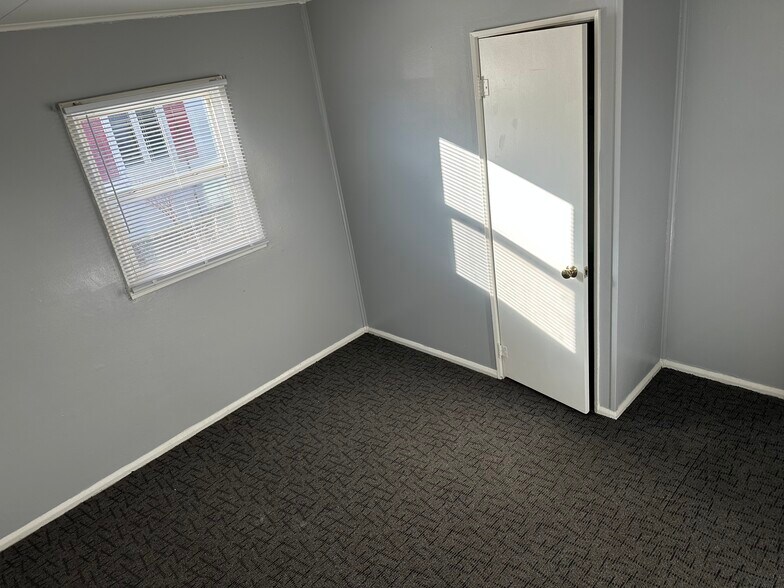 Building Photo - 2800 Darby Ln